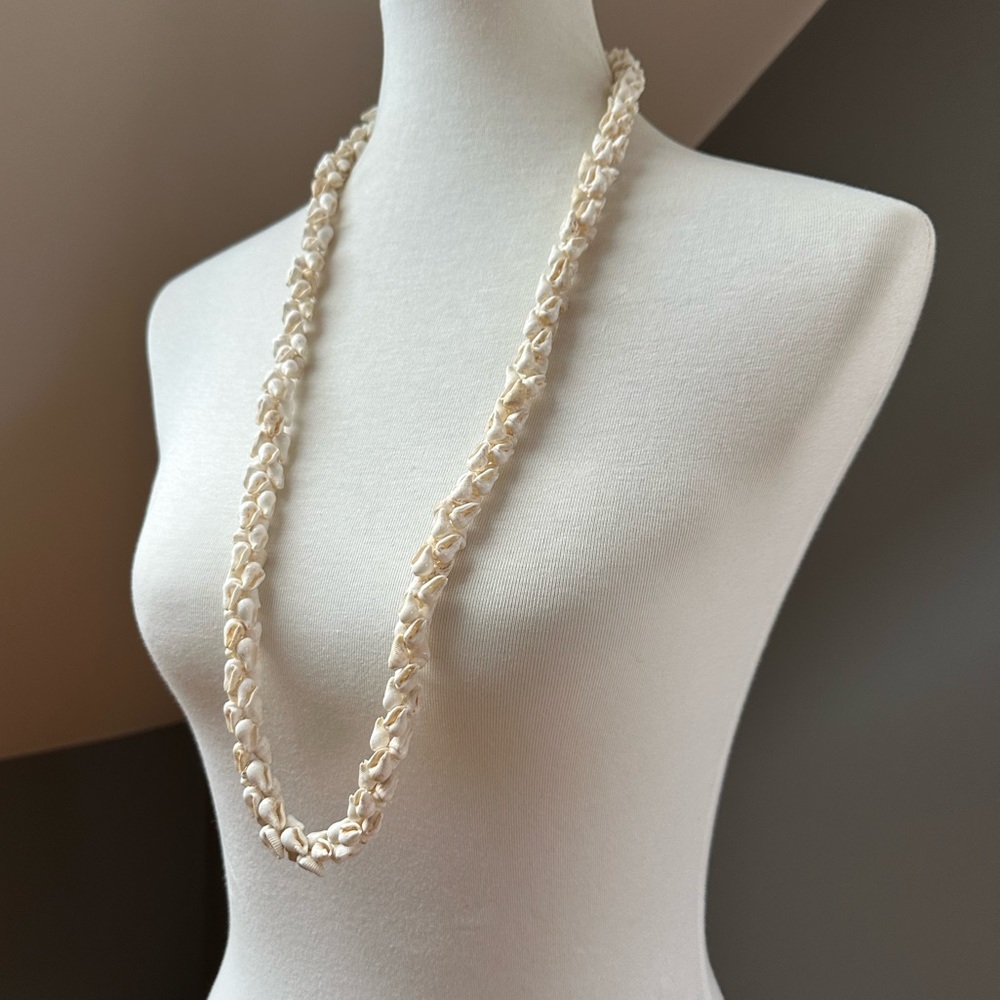 Elegant Round Weave Shell Lei